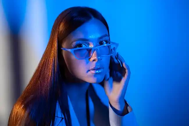 Mavi Işığın Kozmetik Sektöründeki Yeri ve Faydaları Üzerine Güncel Bir İnceleme