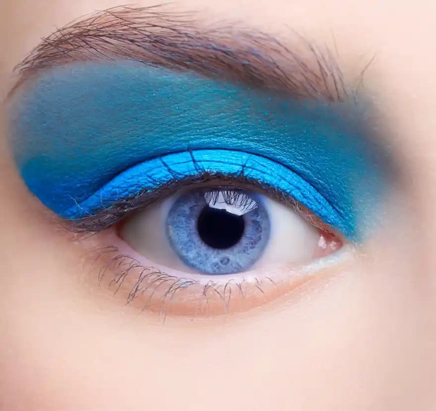 Mavi Tonlarda Makyaj Rehberi: Günlük ve Özel Davetler İçin Şık Seçenekler