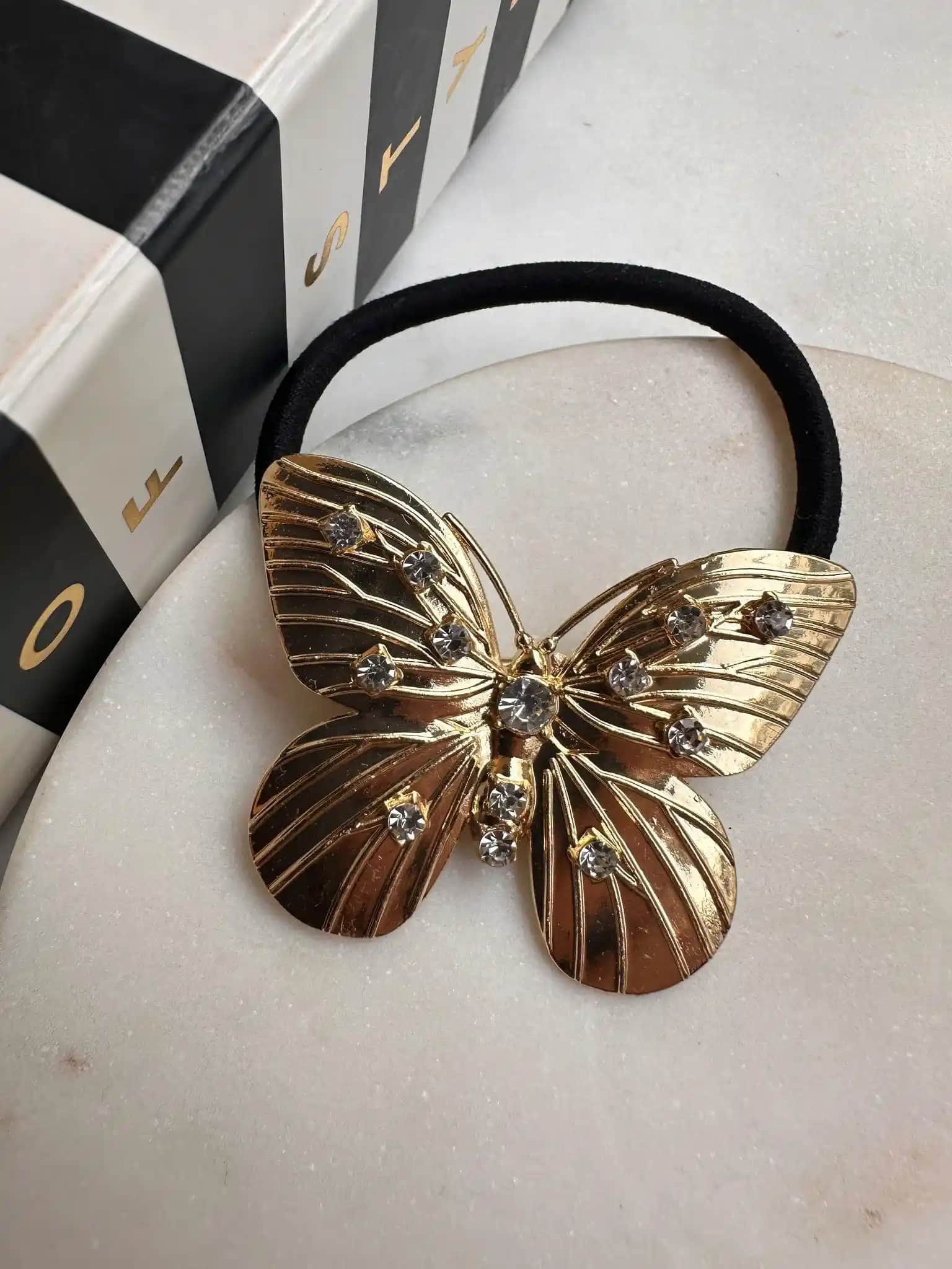 Metal Kelebek Toka Nedir ve Nasıl Kullanılır Modern ve Şık Saç Aksesuarı