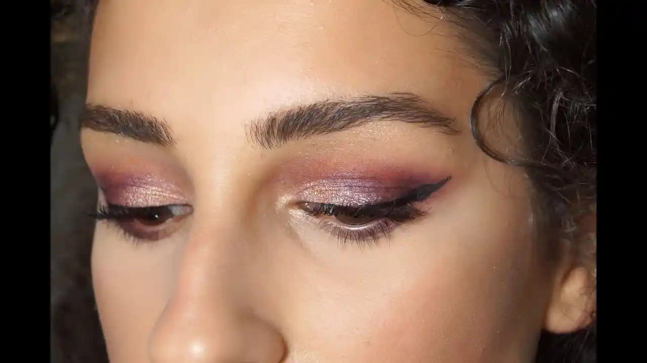 Mürdüm Göz Makyajı Teknikleri ve Günlük ile Özel Gün Kullanım İpuçları