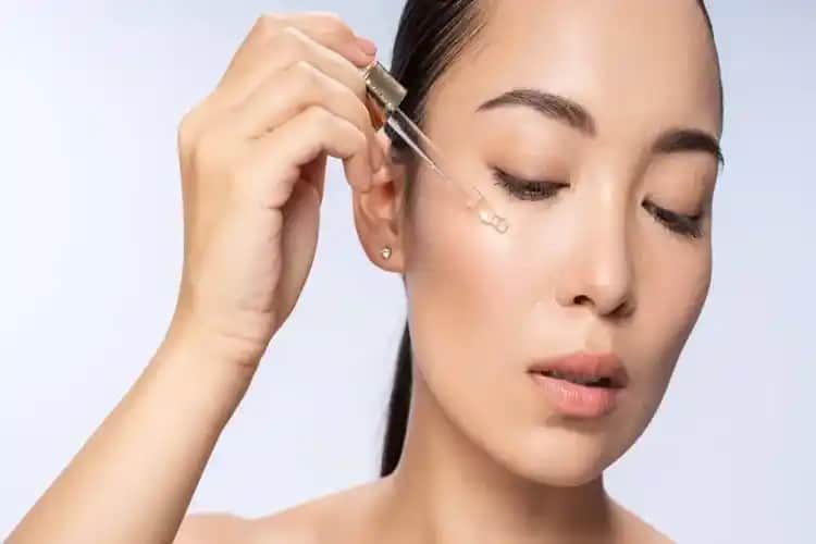 Niacinamide Göz Çevresine Sürülür mü? Cilt Bakımında Etkili Kullanım Rehberi