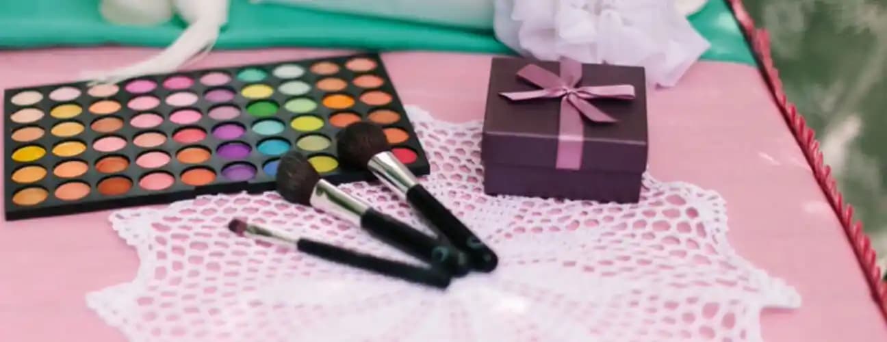 Nişan Bohçasında Makyaj Setleri: Güncel Trendler ve Seçim İpuçlarıyla Güzelliğinizi Yansıtın