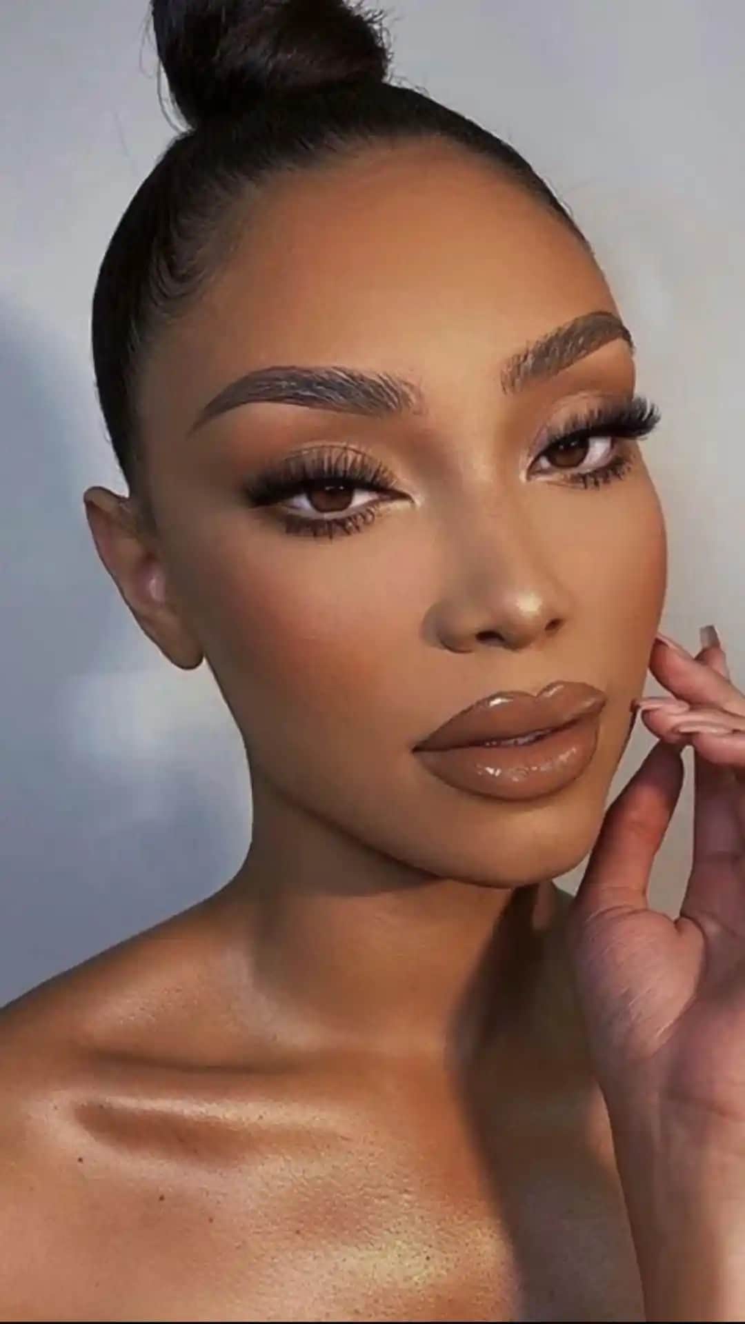 Nude Makyajın Temel Prensipleri ve Doğal Güzelliği Yansıtan Uygulama Yöntemleri