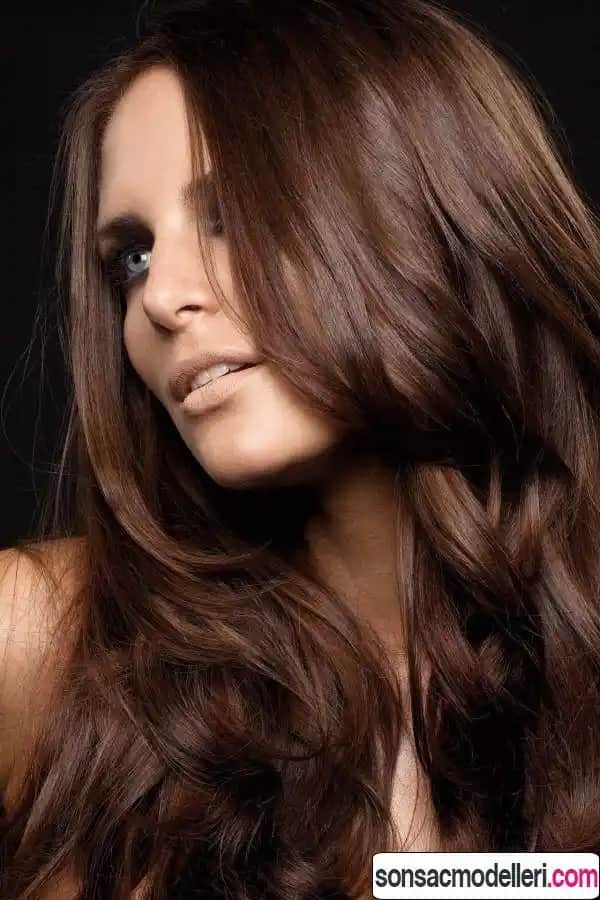Parlak Koyu Kahve Saç Rengi: Doğallık ve Şıklığın Modern Yansıması