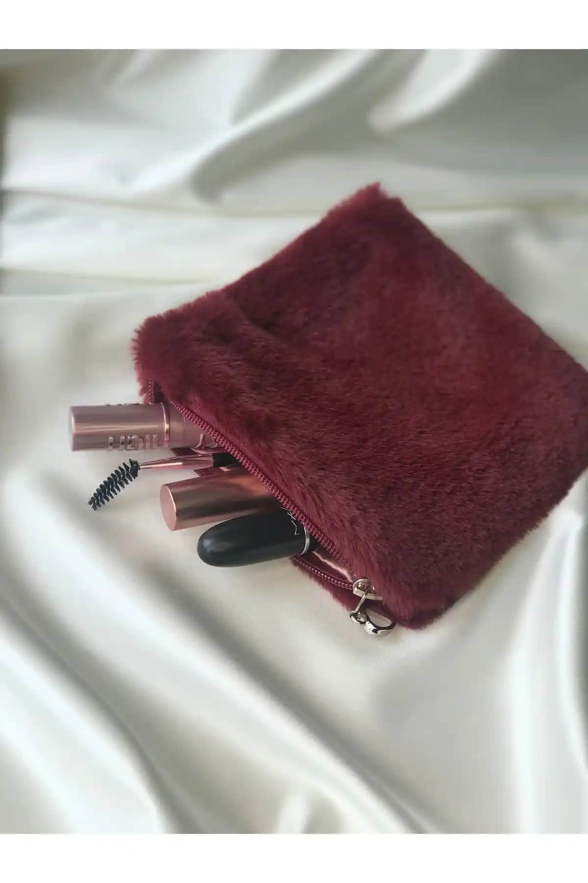 Peluş Makyaj Çantası Trendleri ve Moda ile Pratik Kullanım Rehberi