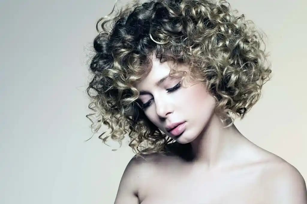 Perma Sac Nedir Güzellikte Kalıcılık ve Doğallık Sağlayan Kozmetik Yöntemi