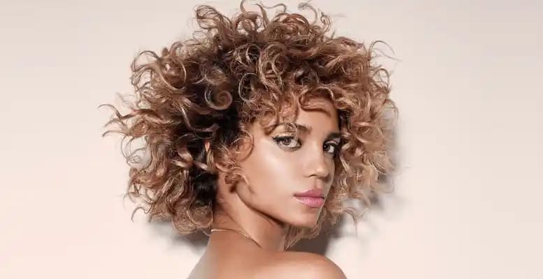 Permalı Saça Doğru Şekil Verme ve Bakım İpuçlarıyla Sağlıklı Görünüm