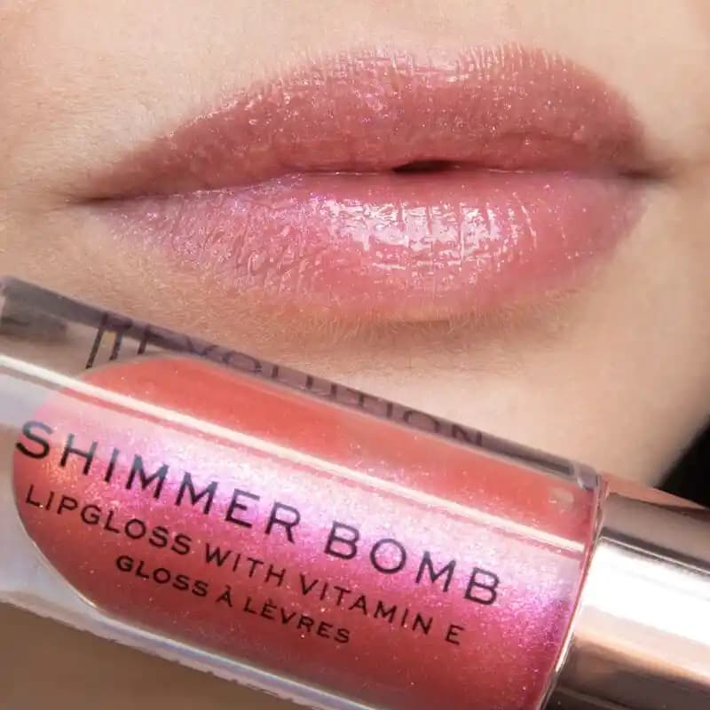Revolution Shimmer Bomb: Çok Yönlü ve Doğal Işıltı Katıcı Makyaj Ürünü İncelemesi