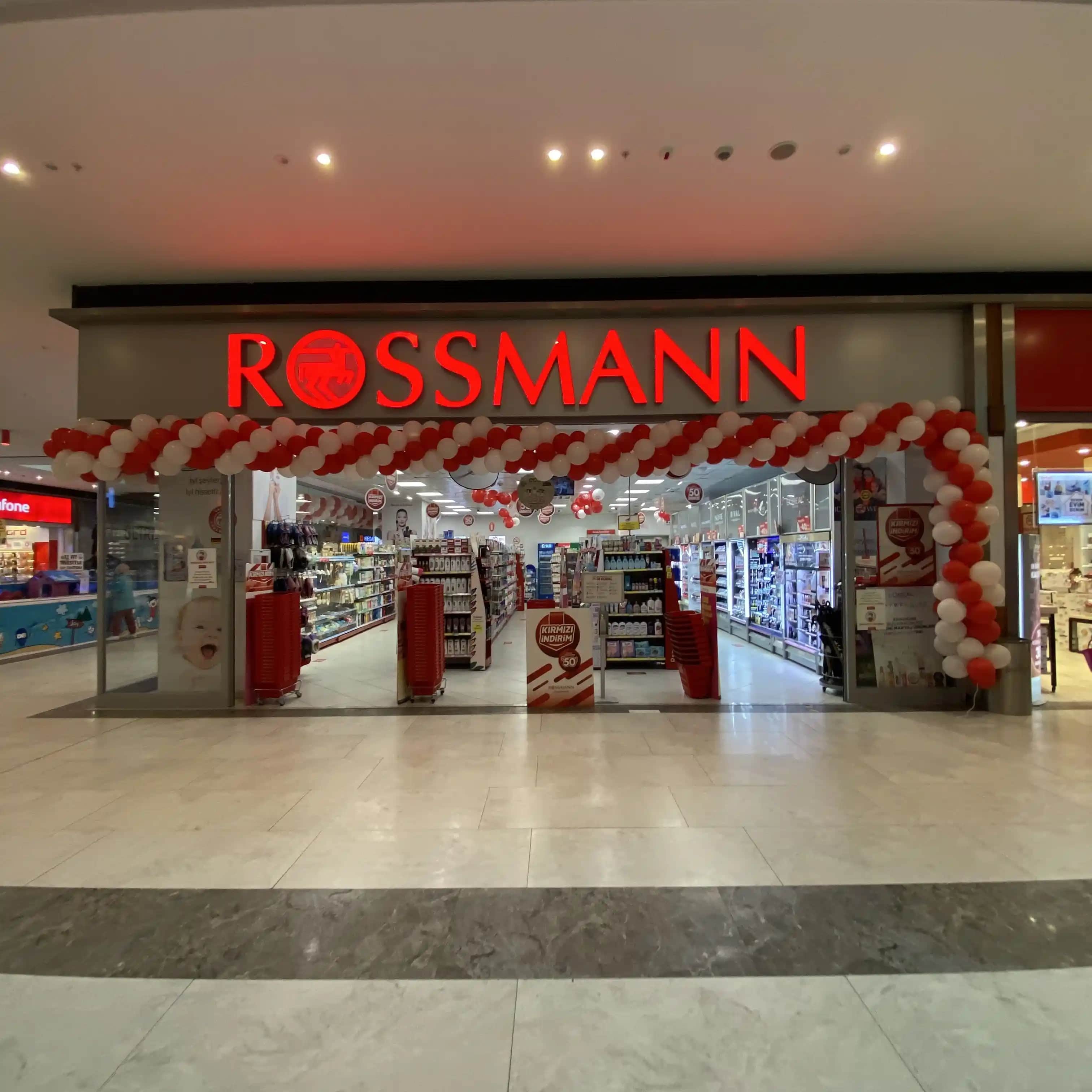 Rossmann Mağazaları Türkiye'de Kozmetik ve Güzellikte Güvenilir Adres Olmaya Devam Ediyor