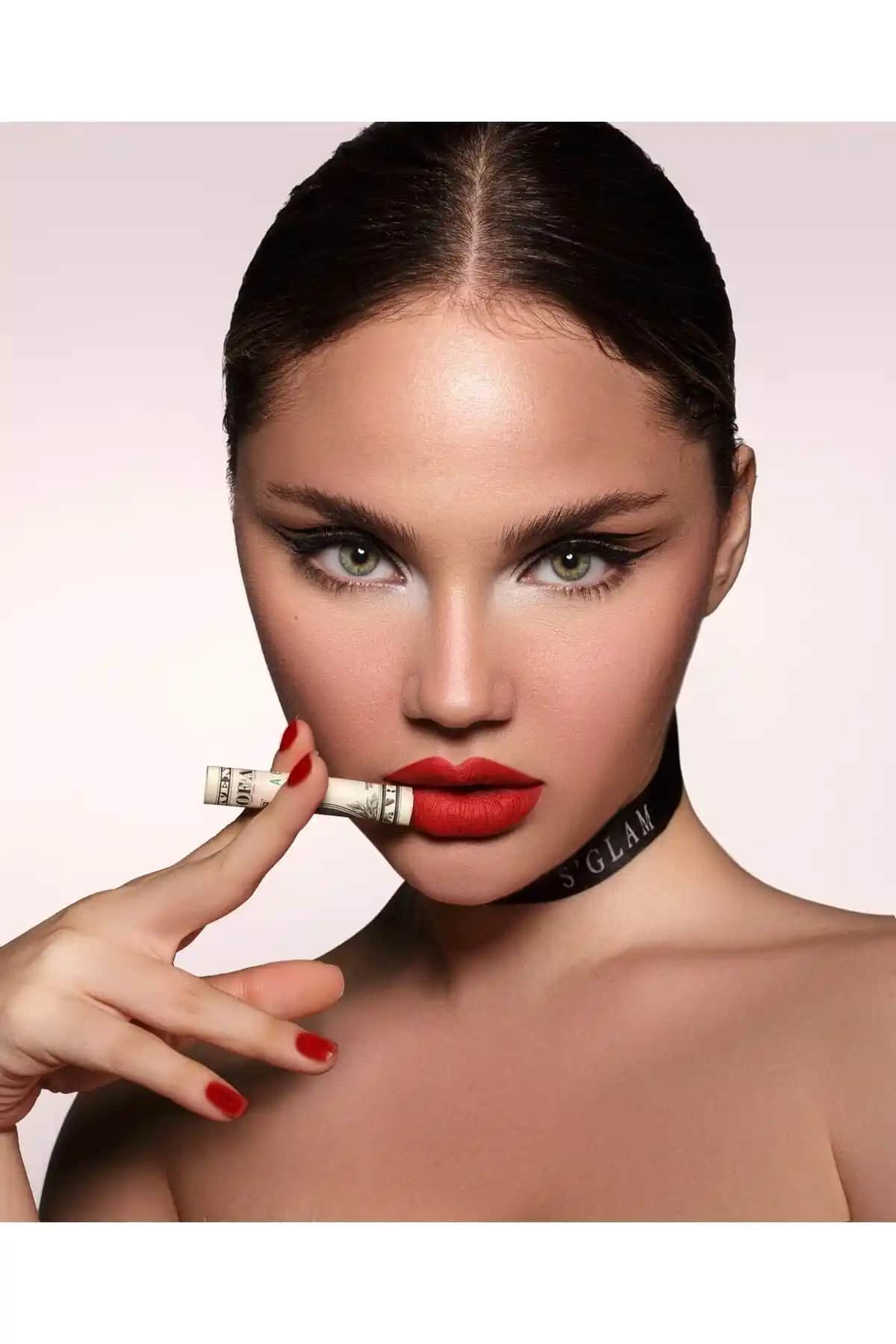 S Glam Ruj: Modern Güzellik Trendlerini Yansıtan Popüler Makyaj Ürünü