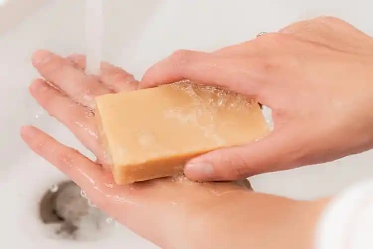 Sabun Asit mi Baz mı? Cilt Sağlığı İçin Uygun Sabun Seçimi Rehberi