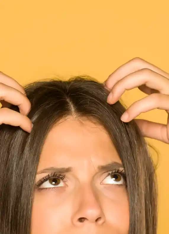 Saç Derisi Kaşınıyor ve Dökülüyor: Kozmetik Bakım ve Doğal Çözüm Yolları