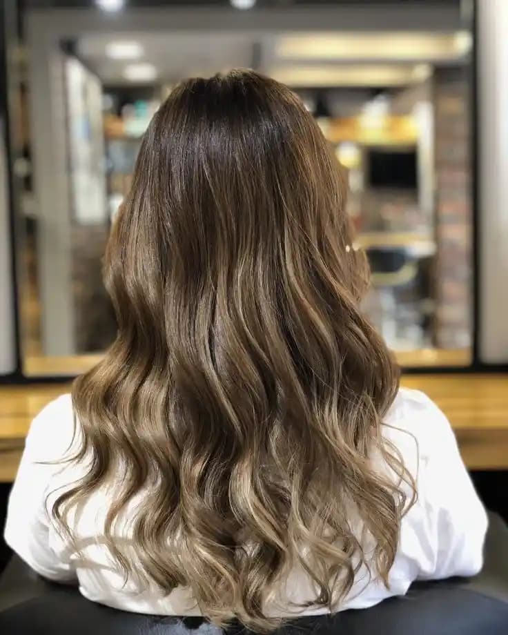 Saç Işıltısını Artırmak İçin Güncel Bakım ve Doğal Yöntemler Rehberi