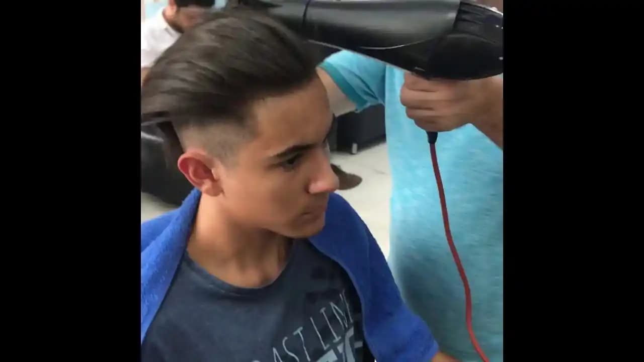 Saçların Islak Gibi Görünmesini Önlemek İçin Etkili Bakım ve Şekillendirme Yöntemleri