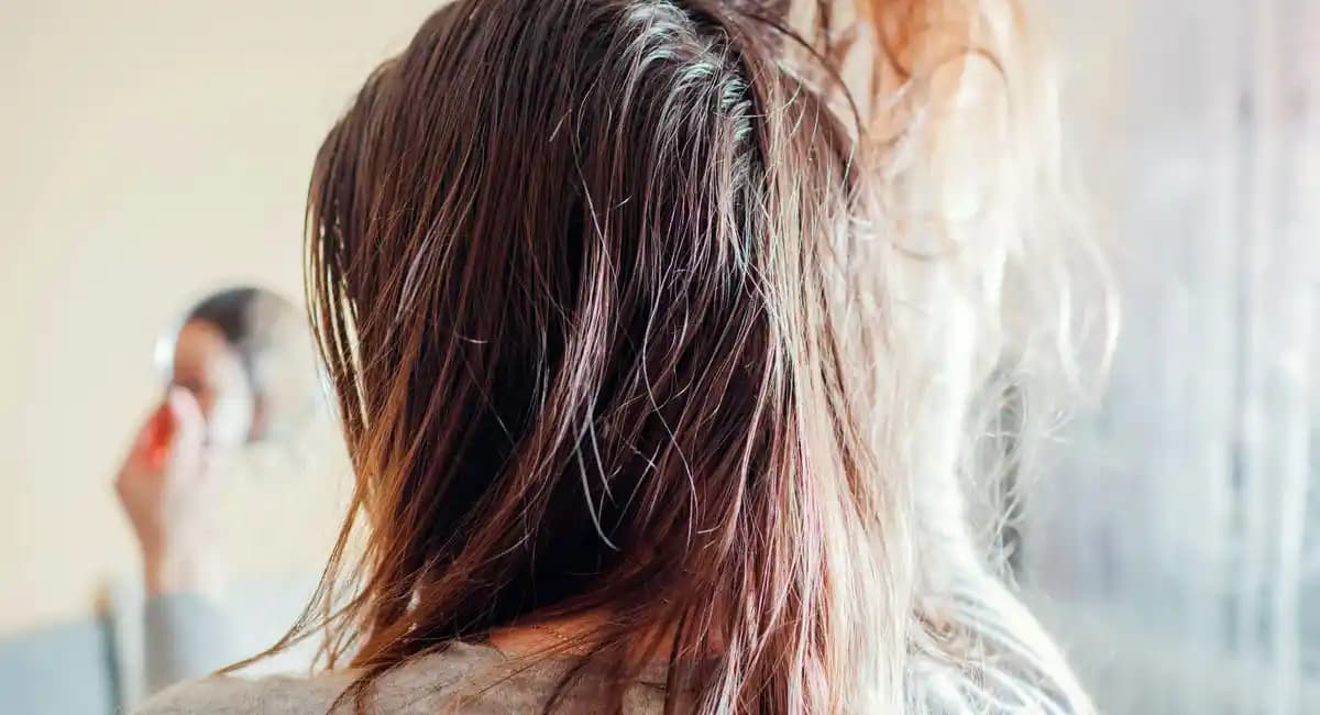 Saçta Yağlanma Nedenleri ve Doğru Bakım Yöntemleri Hakkında Bilmeniz Gerekenler