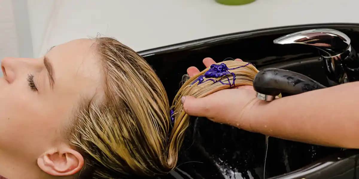 Saçtaki Turunculuğu Gidermenin En Etkili Yolları ve Mavi Boya Kullanımı Rehberi