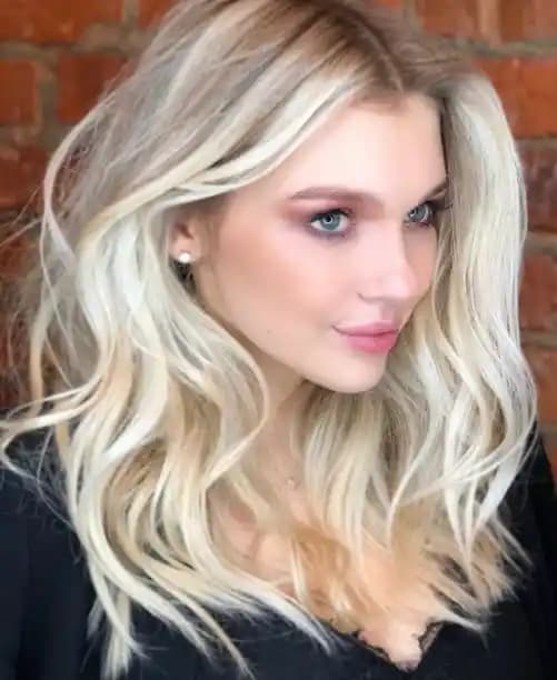 Sarı Saç Renkleri ve Bakım İpuçları: En Popüler Tonlar ve Stil Önerileri