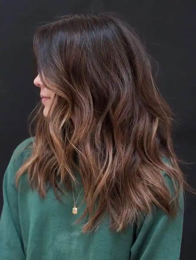 Sarı Saç Üzerine Çikolata ve Kahve Tonlarıyla Doğal ve Çekici Bir Görünüm Yaratma Rehberi