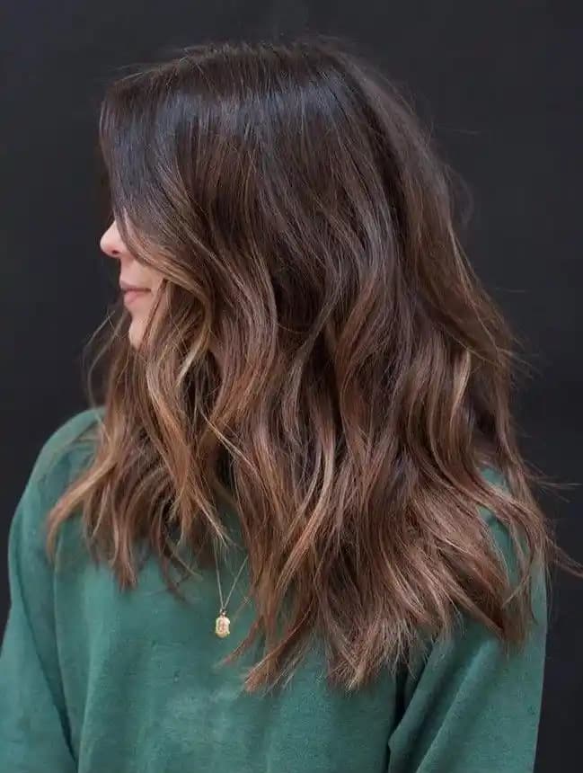 Sarı Saç Üzerine Çikolata ve Kahve Tonlarıyla Doğal ve Çekici Bir Görünüm Yaratma Rehberi
