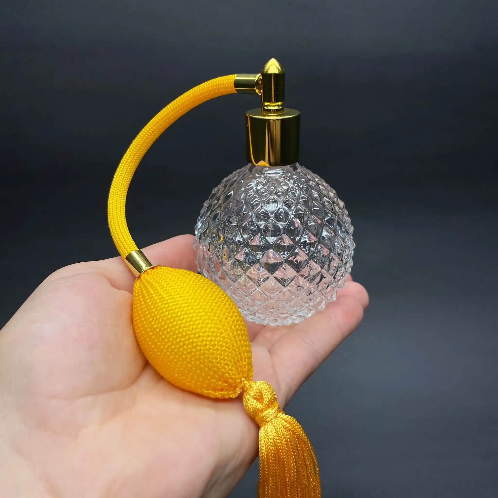 Sarı Şişeli Parfümler: Enerjik ve Çekici Kokuların Seçimi ve Kullanımı Rehberi