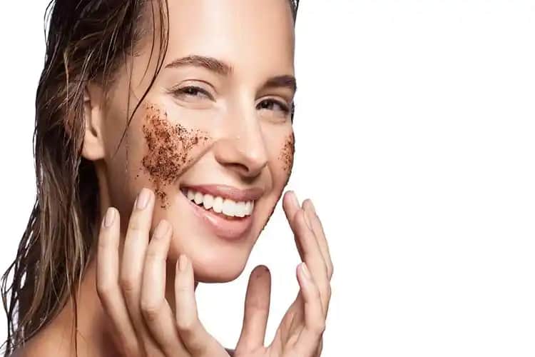 Şeker ve Sivilce İlişkisi: Sağlıklı Cilt İçin Bilinçli Beslenmenin Önemi