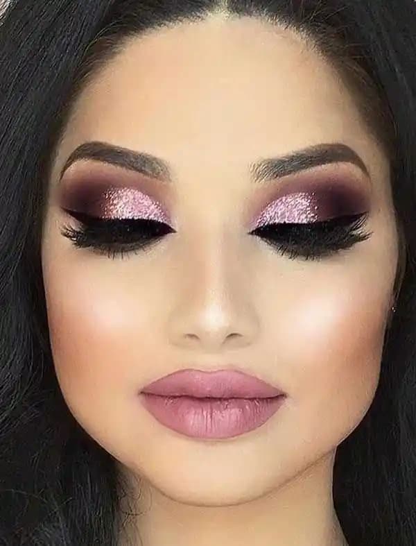 Simli Makyajın Kökenleri, Trendleri ve Uygulama İpuçlarıyla Parıltıyı Yakalayın