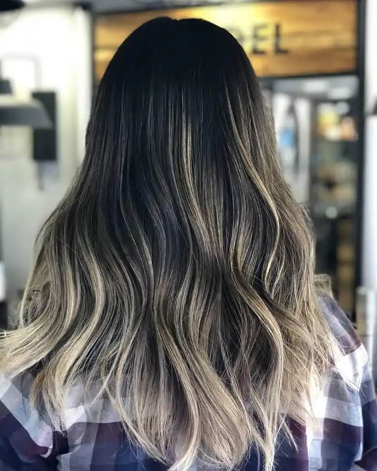 Siyah Saç Işıltı Modelleri ve Trendler: Parlak ve Sağlıklı Saçlar İçin Kapsamlı Rehber