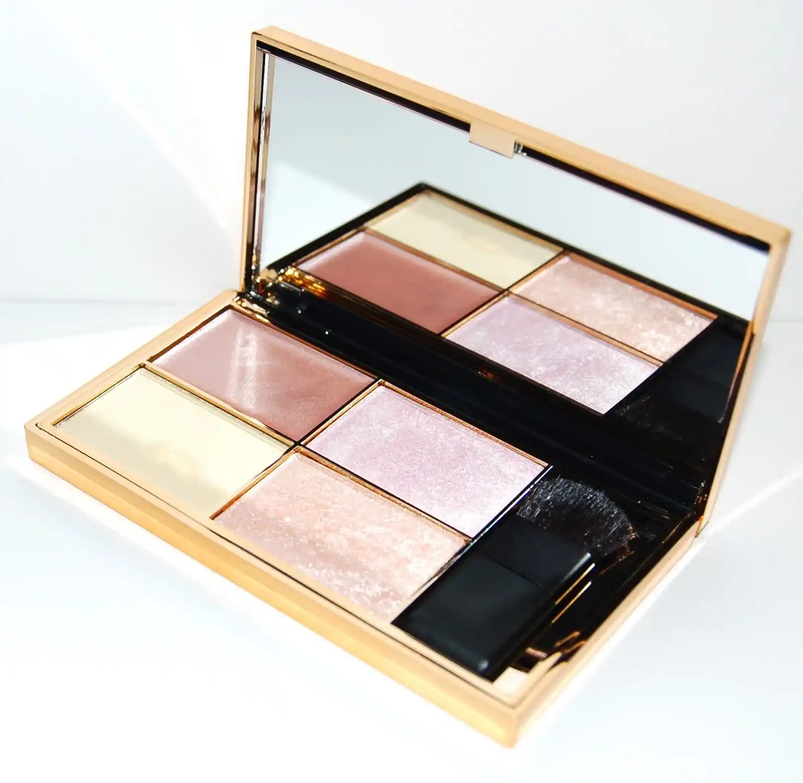 Sleek Highlighter Rehberi: Doğal Işıltı ve Yüz Hatlarını Vurgulama Yöntemleri