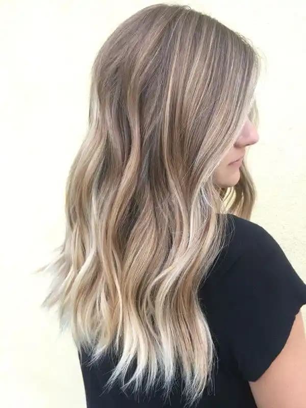 Soğuk Küllü Sarı Tonu: Modern ve Şık Saç Renkleri Trendleri ve Bakım İpuçları