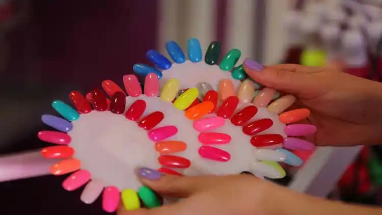 Takma Tırnak Yapıştırıcısı Nasıl Güvenli ve Etkili Bir Şekilde Çıkarılır