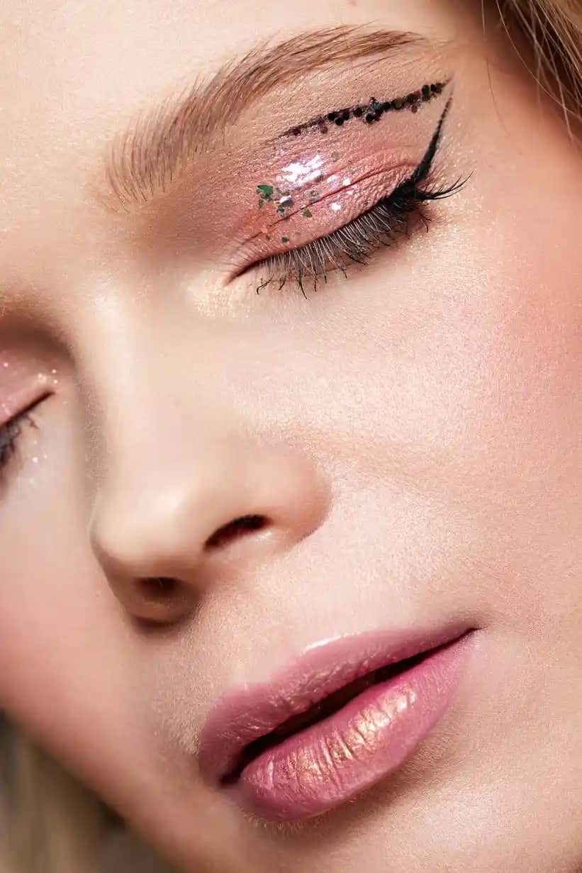 Taşlı Göz Makyajı Rehberi: Uygulama Teknikleri ve Stil Önerileri