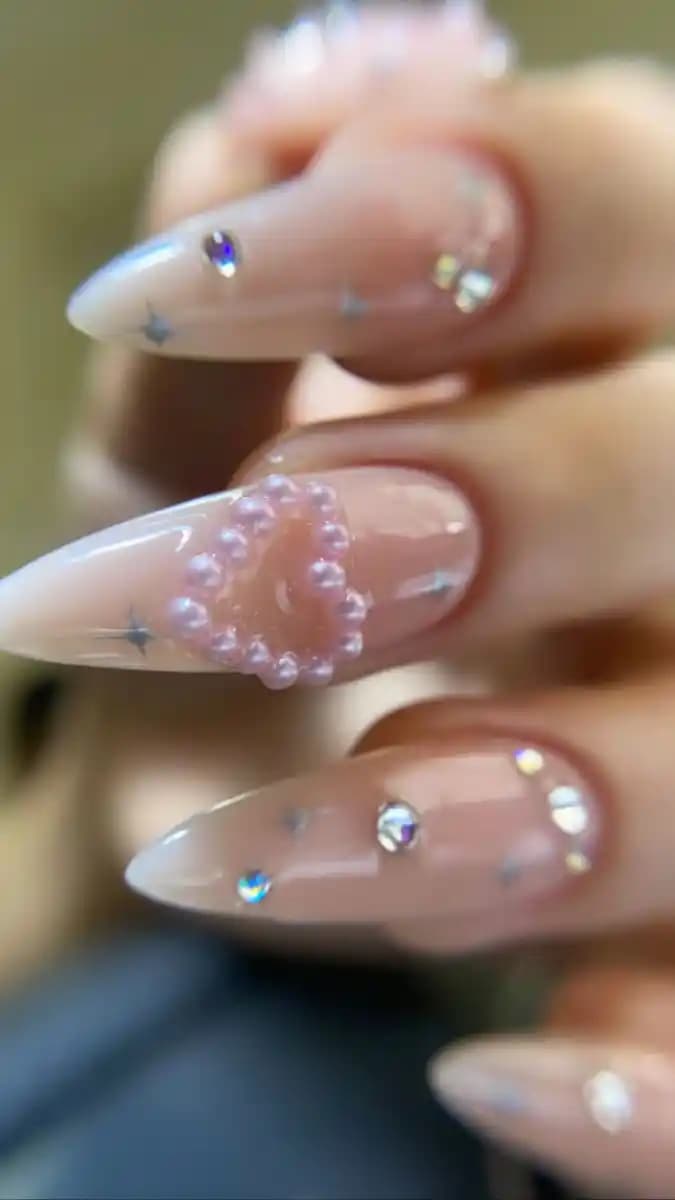Taşlı Tırnak Tasarımı: Estetik ve Trendlerle Parlaklık ve Şıklık Yaratma Rehberi