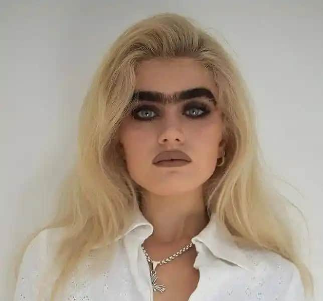 Tek Kaş Trendleri ve Estetik Yaklaşımlar: Modern Güzellikte Kendine Güven Yaratma