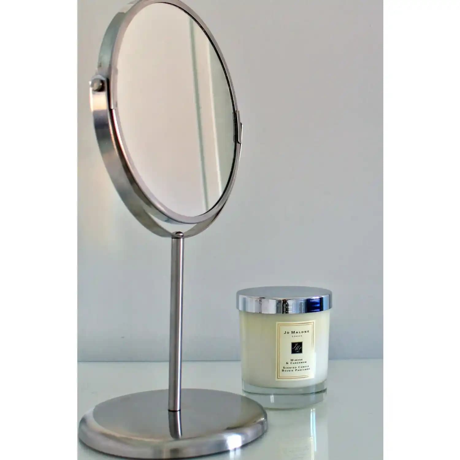 Tıraş Aynası Tarihçesi, Çeşitleri ve Bakım İpuçlarıyla Kozmetik Dünyasında Önemli Bir Parça