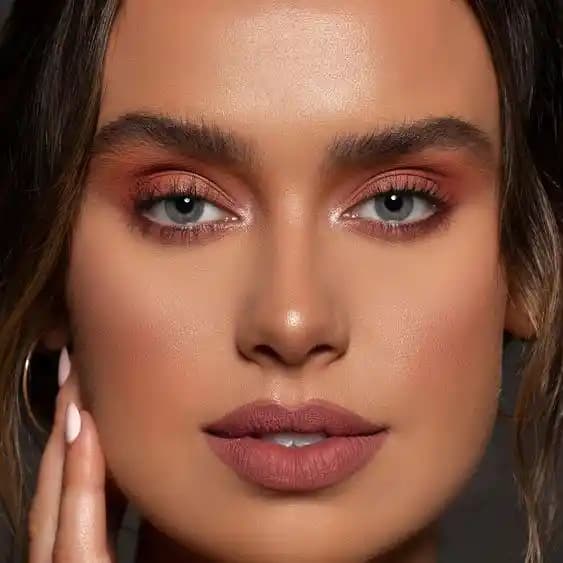 Toprak Tonlarında Makyaj: Doğallık ve Zarafetin Zamansız Buluşması