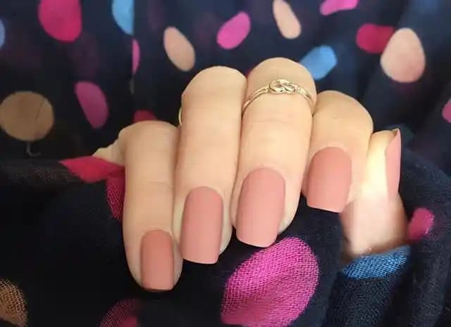 Yavruağzı Oje Nedir ve Neden Günümüz Güzellik Trendlerinde Popülerlik Kazanıyor?