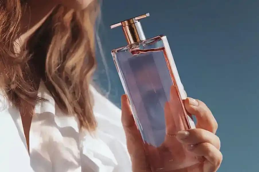 Yaz Parfümleri: Hafif ve Ferah Kokularla Yaz Aylarında Kendinizi İfade Edin