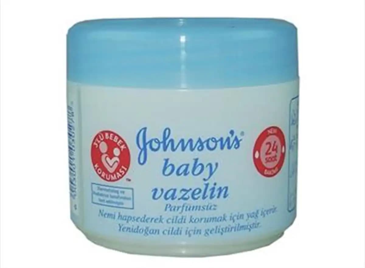Yenidoğan Bebeklerde Vazelin Kullanımı: Güvenlik ve En İyi Cilt Bakımı Yaklaşımları