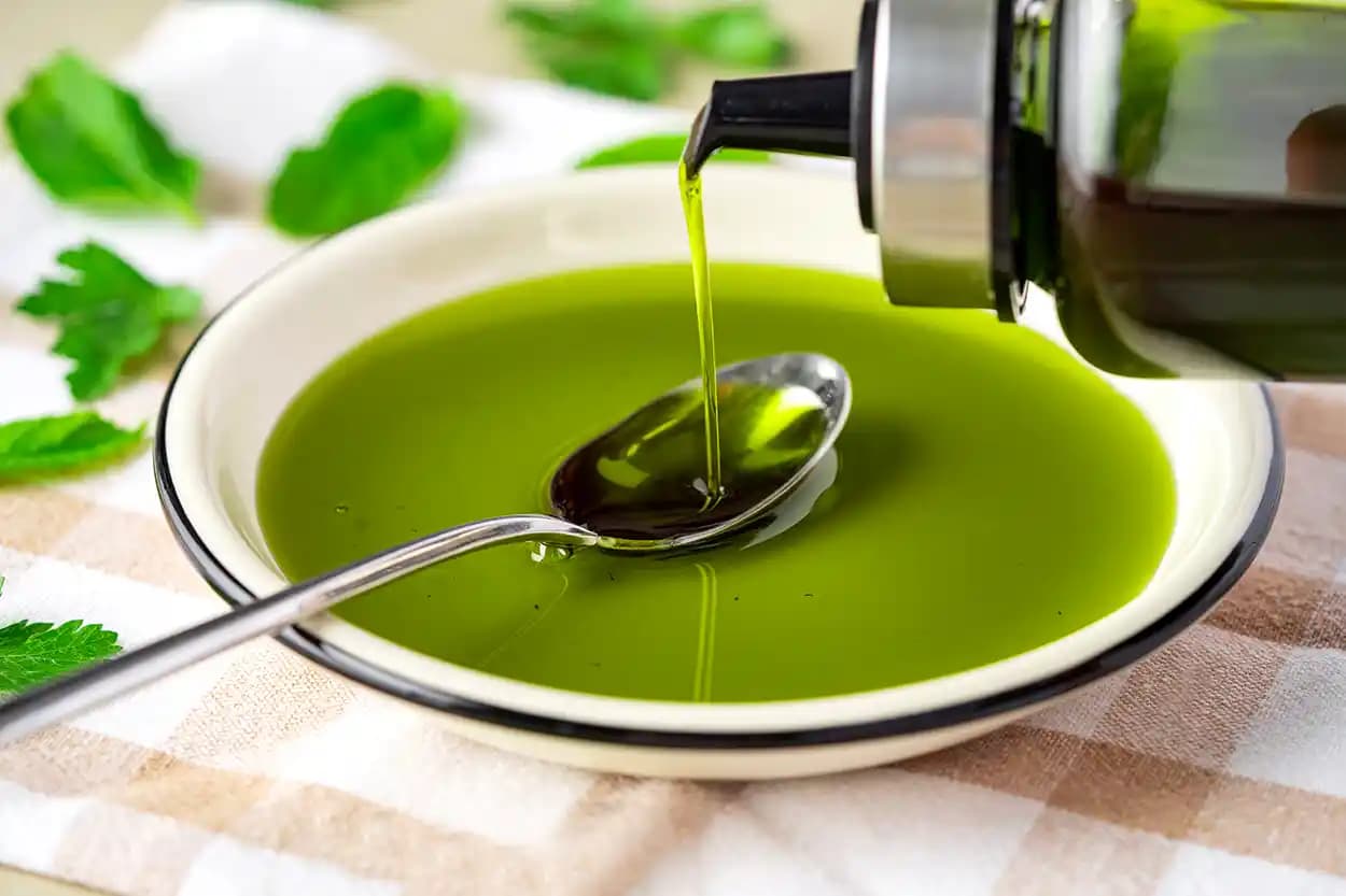 Yeşil Yağ Nasıl Yapılır ve Cilt Bakımında Kullanım Fırsatları