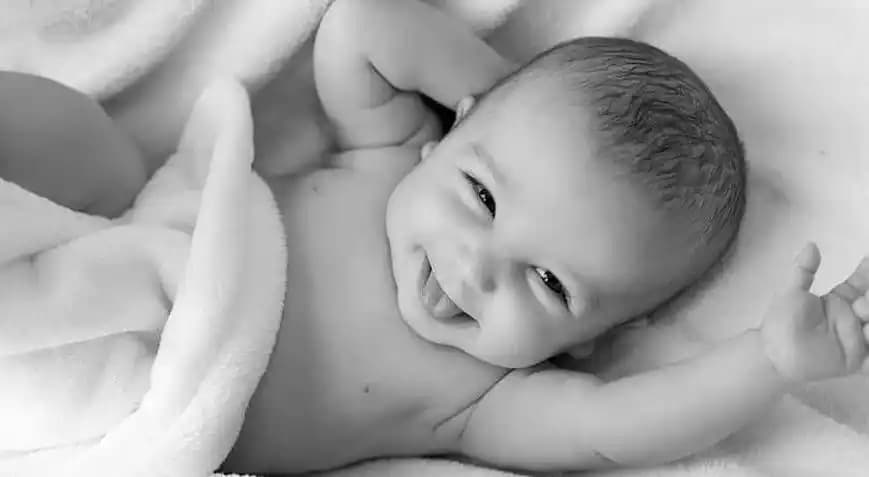 Yetişkinlerde Bebek Saçı Görünümünü Yakalamak İçin Doğal Bakım ve Ürün Tavsiyeleri