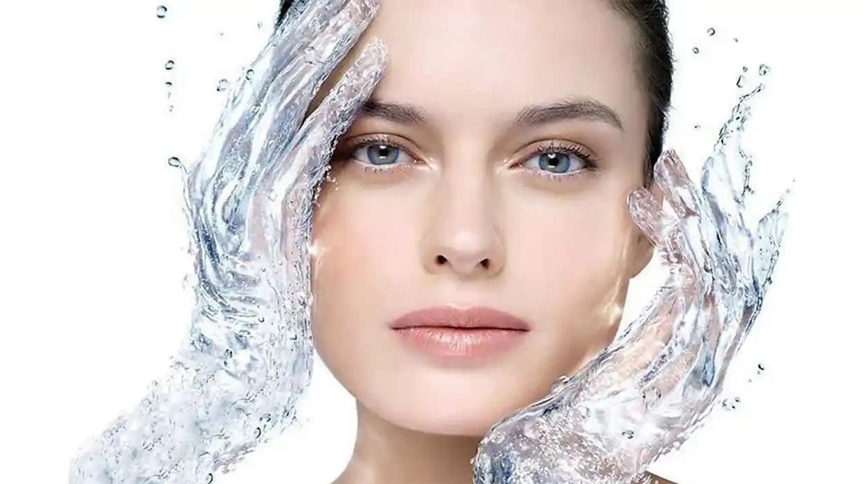 Yüz Tonikleri: Cilt Bakımında Doğru Kullanım ve Faydaları Üzerine Kapsamlı Rehber