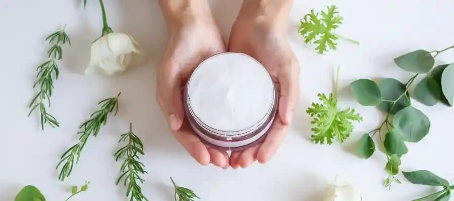 Yüze Doğal Nemlendirici Kullanımı ve En İyi Doğal Çözümler Hakkında Bilgiler
