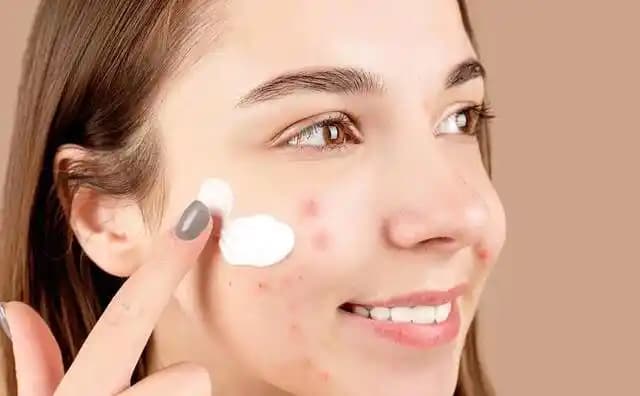 Yüze Nemlendirici Sürmek Sivilce Yapar mı? Cilt Tipine Göre Doğru Uygulama Yöntemleri