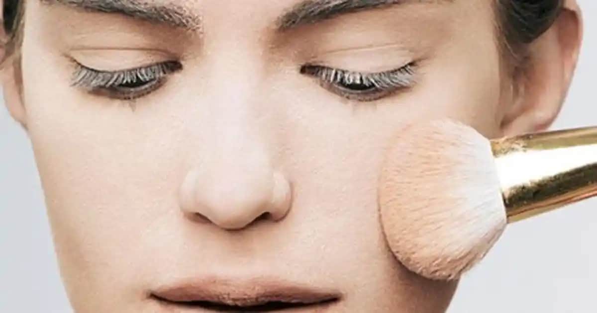 Yüze Pudra Sürmenin Faydaları ve Doğru Uygulama Yöntemleri