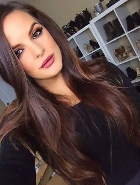 Koyu Kestane Saç Renkleri: Doğal ve Şık Görünüm İçin Stil ve Bakım Rehberi