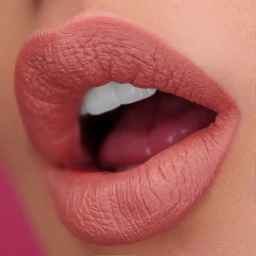 Şeftali Tonlu Rujlar: Yaz ve Güncel Makyaj Trendlerinin Vazgeçilmez Parçası