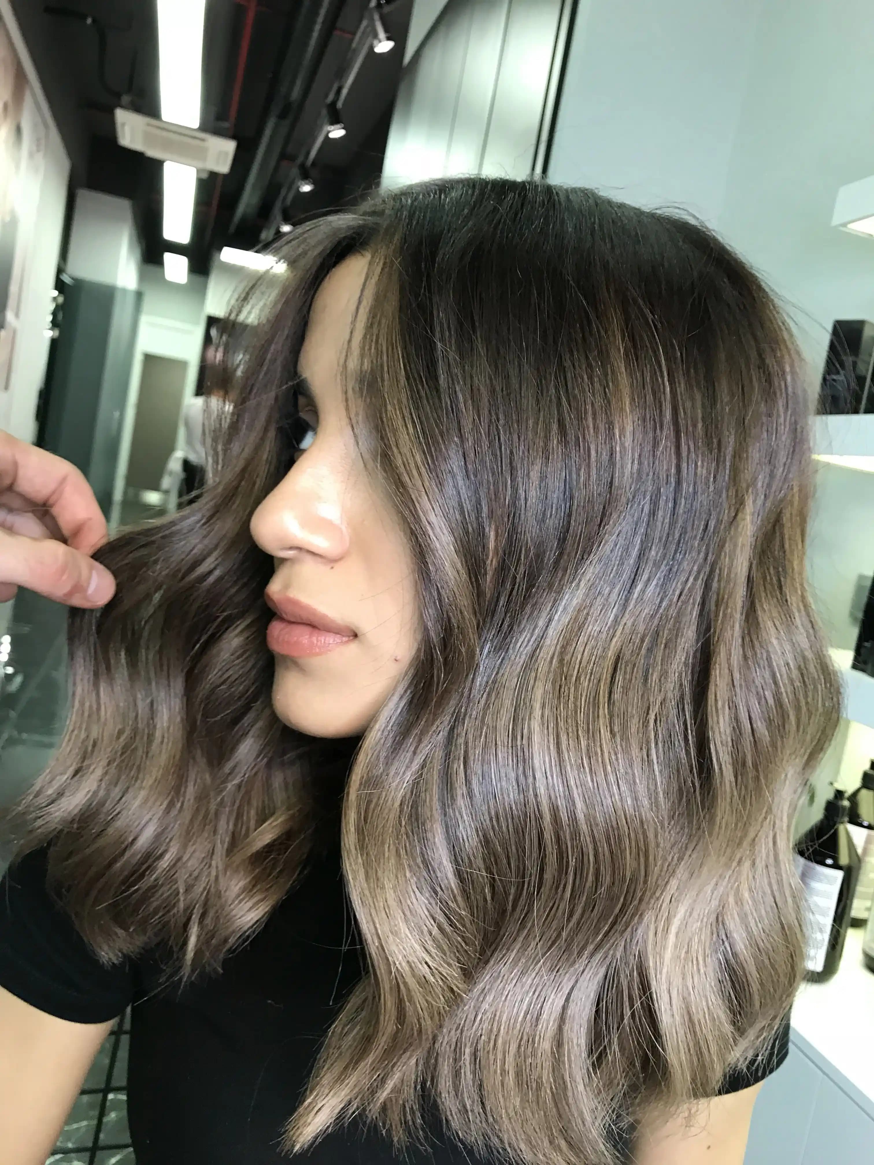 Açık Kahve Saça Işıltı Katmanın En Etkili Yöntemleri ve Bakım İpuçları