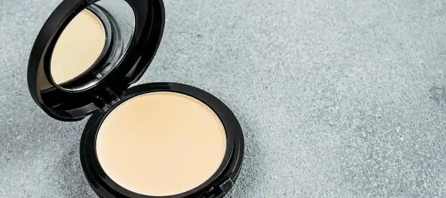 Compact Pudra Nedir, Nasıl Kullanılır ve Makyajda Sağladığı Faydalar Nelerdir