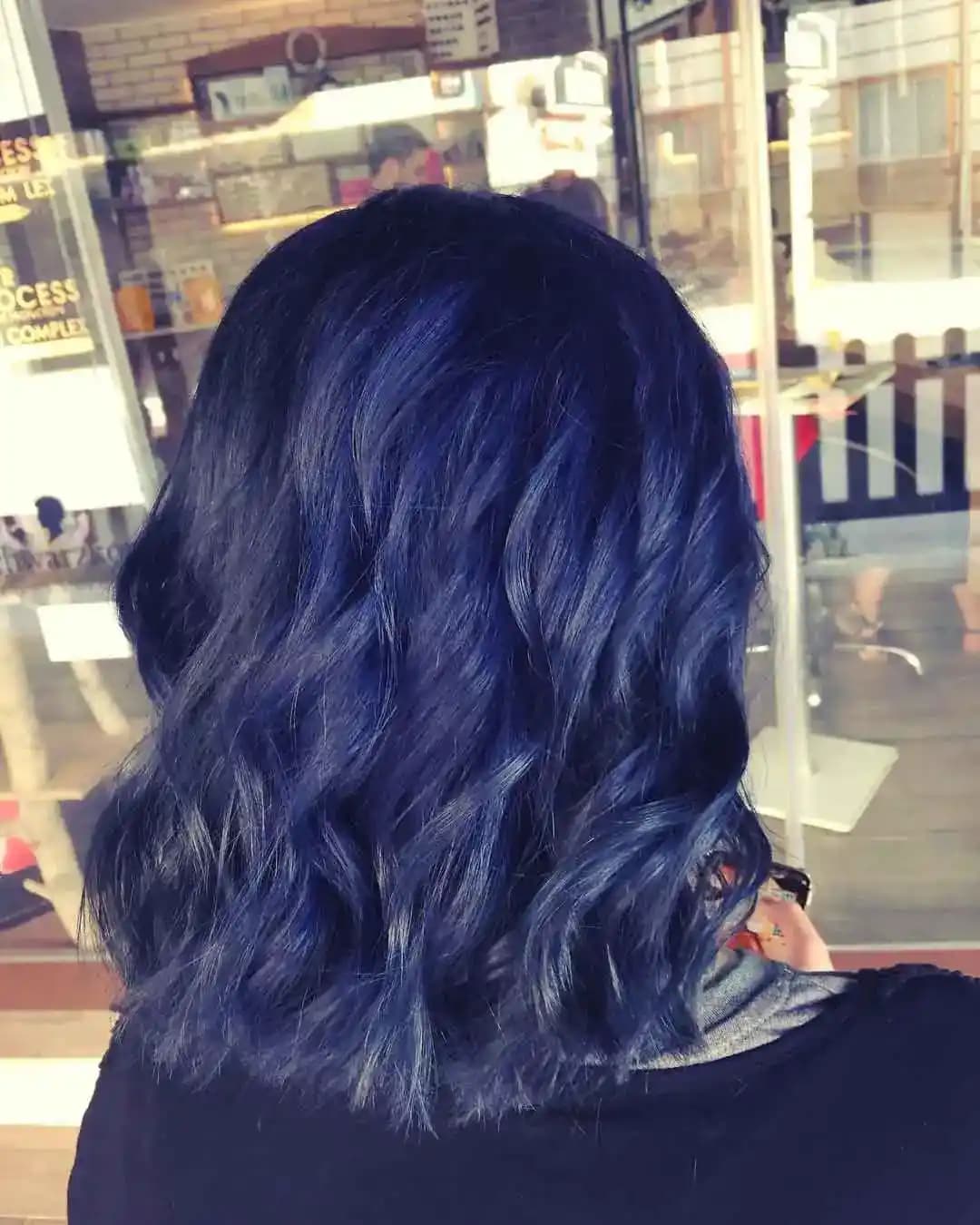 Gece Mavisi Saç Rengi: Derinlikli ve Çekici Bir Güzellik Seçeneği