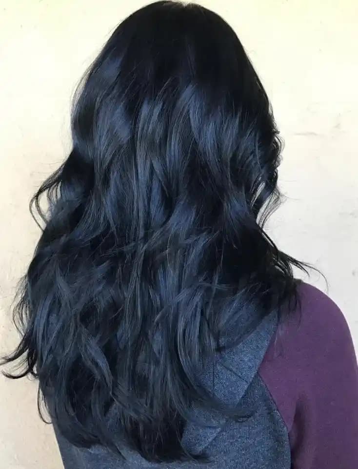 Gece Mavisi ve Siyah Saçlar: Modern ve Çekici Bir Kozmetik Trend Analizi